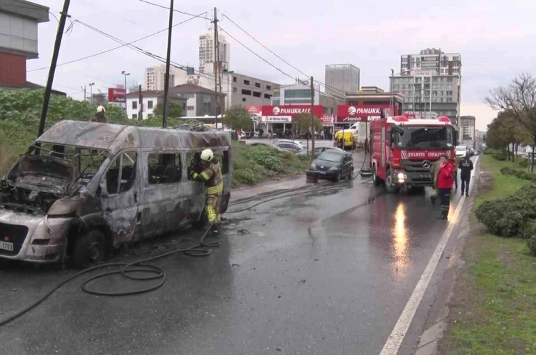 Ataşehir’de servis minibüsü yanarak küle döndü