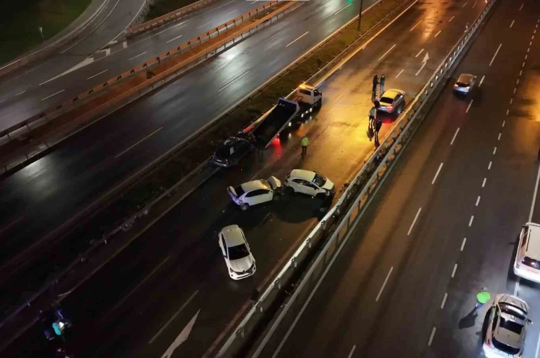 Ataşehir’de zincirleme kaza: Yardım için duran araçlar da kazaya karıştı, 3 yaralı