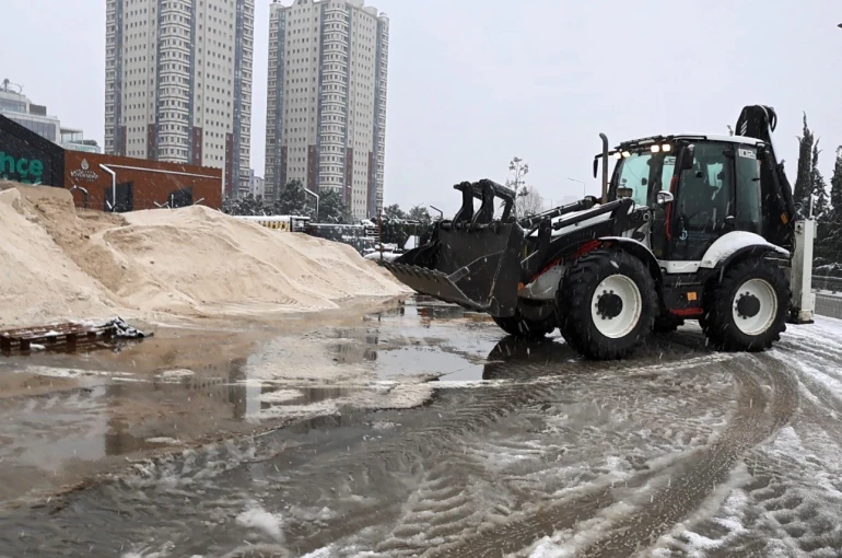 Ataşehir’in "Beyaz Tim"i karla mücadele için görev başında 