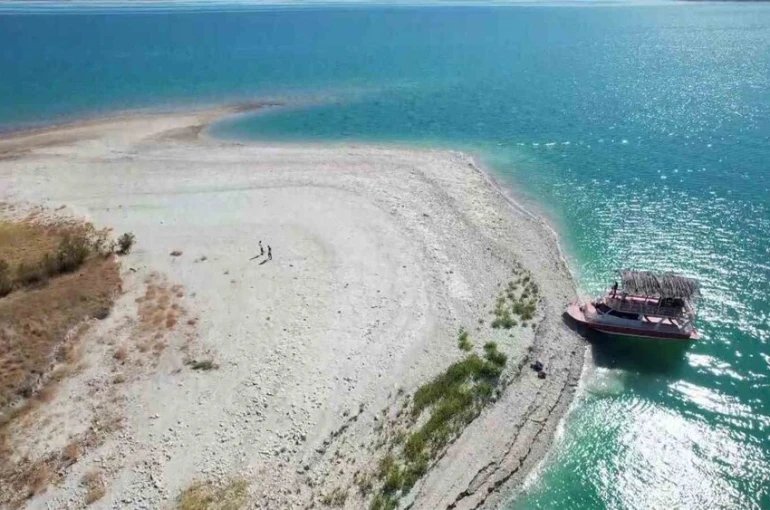 Atatürk Barajı’nda su seviyesi düştü