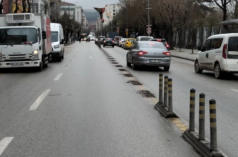 Atatürk Caddesi’nde dubalar azaltıldı ama şikayetler çözüm bulmadı 