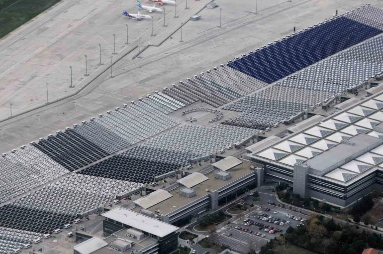 Atatürk Havalimanı’nda teslime hazır binlerce araç tek karede görüntülendi