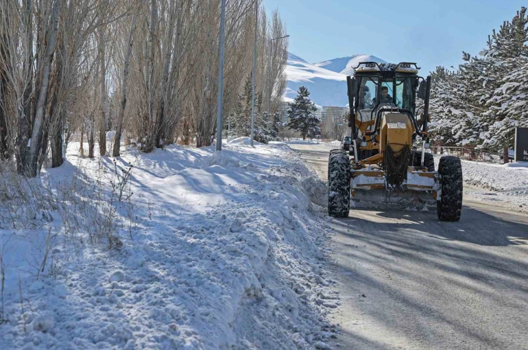 Atatürk Üniversitesi kampüsünde kar temizleme çalışmaları aralıksız sürüyor 