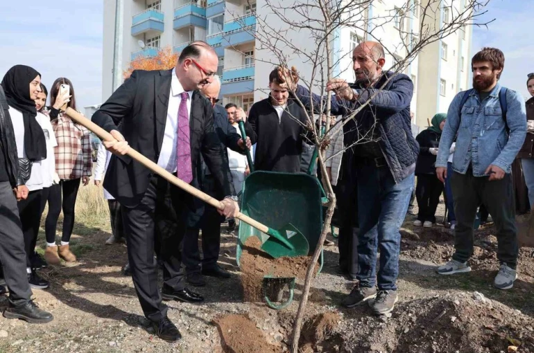 Atatürk Üniversitesinden millî ağaçlandırma gününe destek