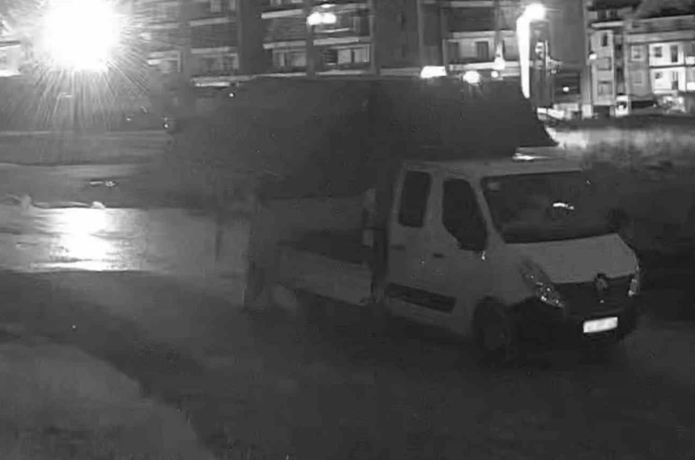 Atığını sokağa atan sürücüye fotokapan takibi 