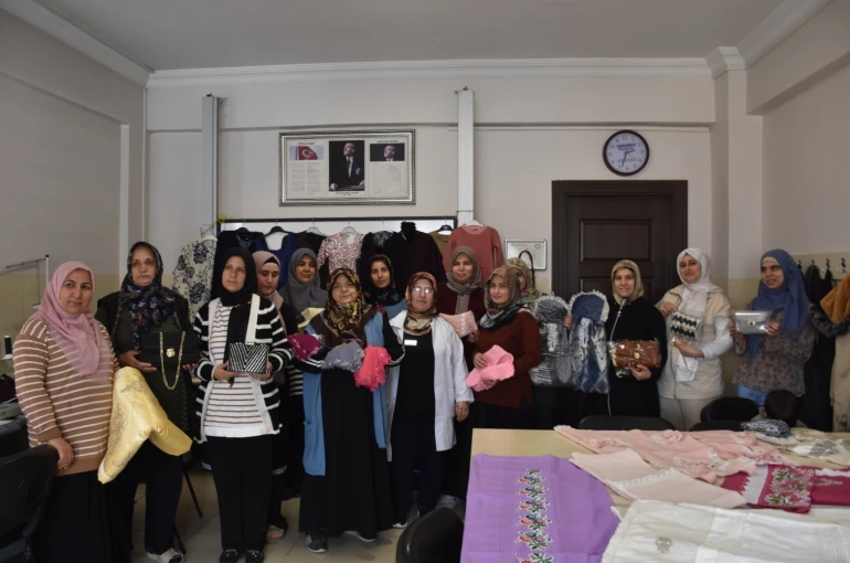 Atık kumaşlar kadınların ellerinde yeniden şekilleniyor 