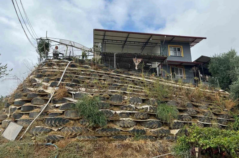 Atık lastiklerle kale gibi duvar ördü 