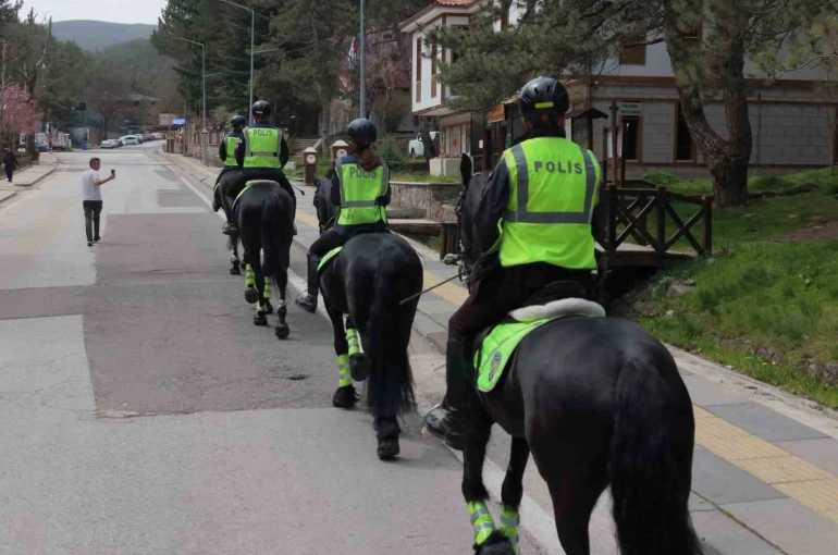 Atlı Polis ekiplerine Kızılcahamam’da yoğun ilgi 