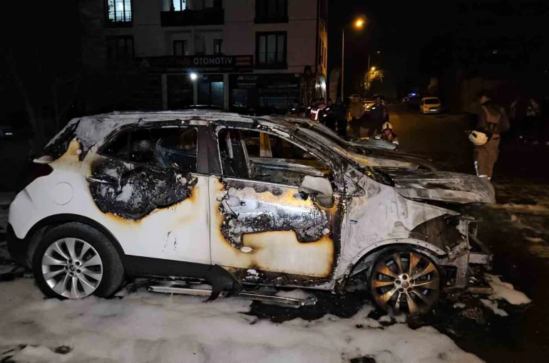 Avcılar’da 3 otomobil alevlere teslim oldu: Kundaklama şüphesi üzerinde duruluyor