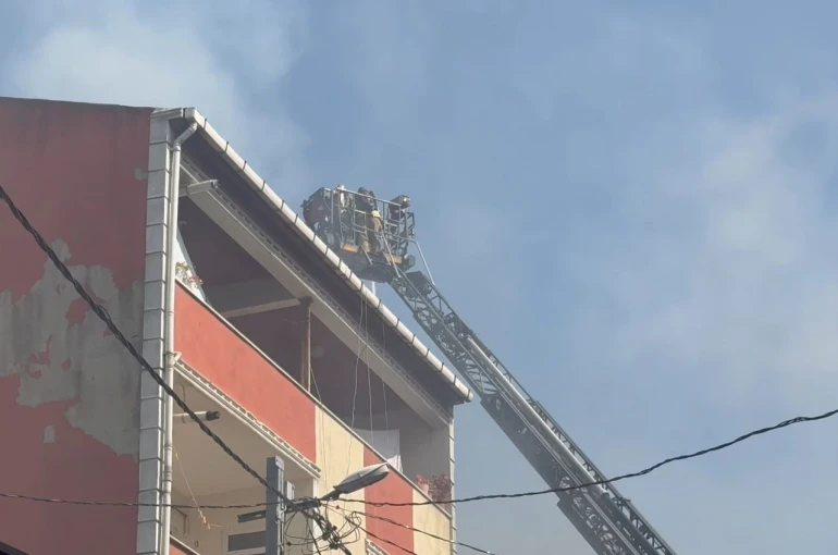 Avcılar’da bir binanın çatısında çıkan yangın 3 binaya sıçradı 