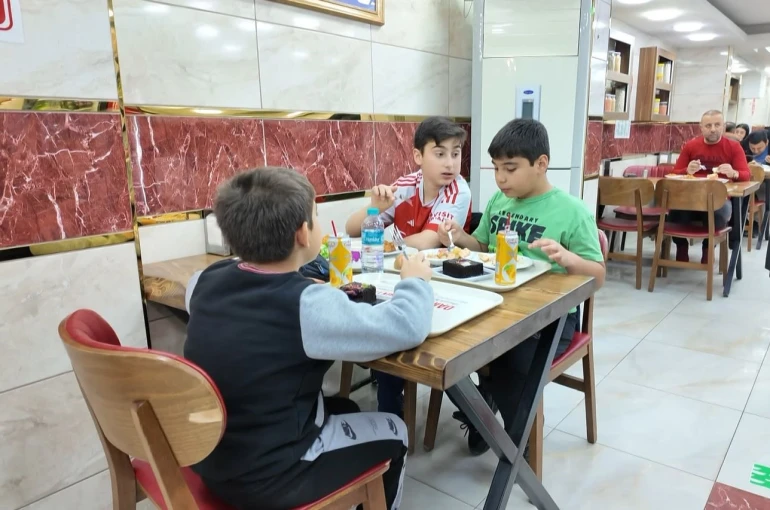 Avcılar’da bir esnaf 23 Nisan dolayısıyla çocuklara ücretsiz yemek ikram etti 