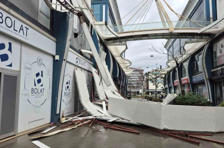 Avcılar’da fırtına iş yerinin çatısını uçurdu 