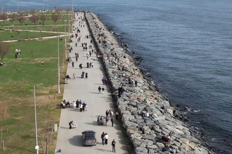 Avcılar’da güneşli havayı fırsat bilenler sahile koştu