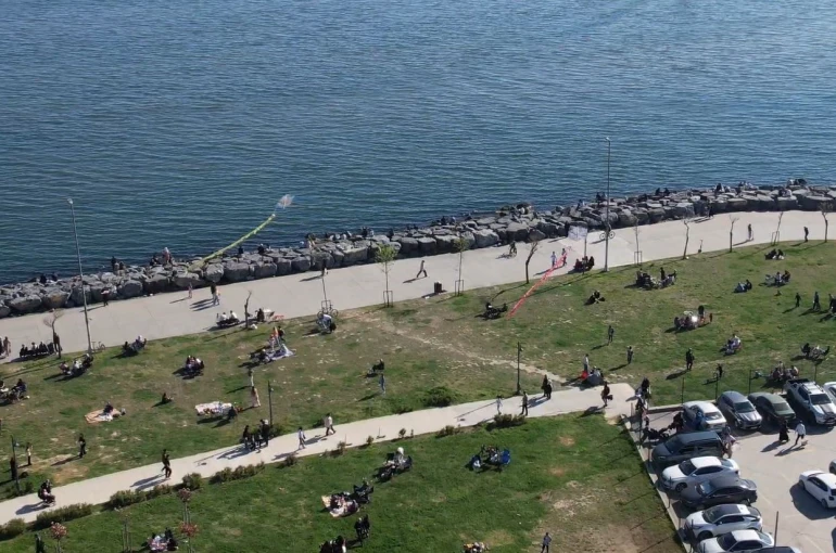 Avcılar’da havaların ısınmasını fırsat bilen vatandaşlar sahile akın etti 