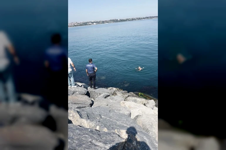 Avcılar’da intihar için kayalıklara çıkan şahıs, ikna edildiği sırada kayarak denize düştü 