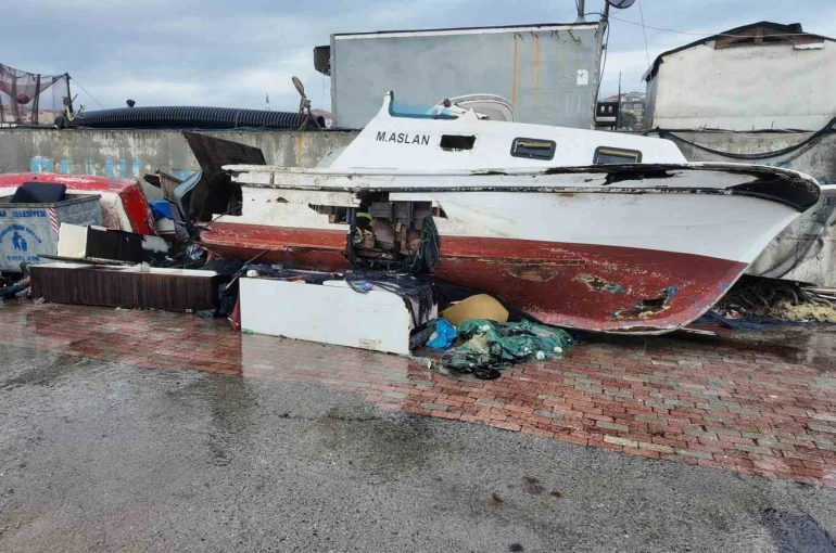 Avcılar’da lodos nedeniyle 3 tekne zarar gördü