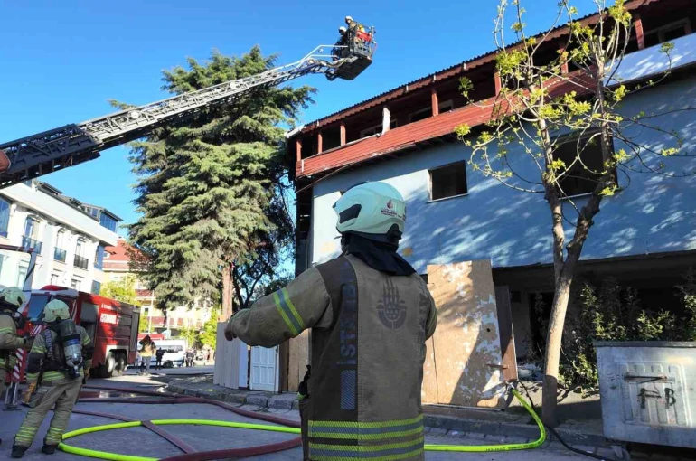 Avcılar’da metruk binada yangın 