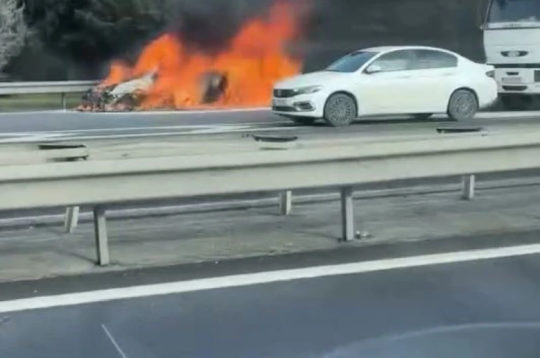 Avcılar’da seyir halindeki araç alev alev yandı 