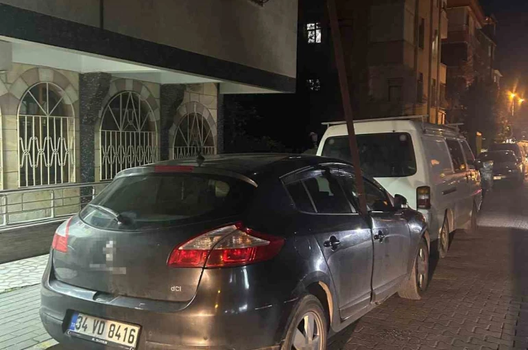 Avcılar’da şiddetli rüzgarda kopan 6 metrelik demir çubuk otomobile saplandı 