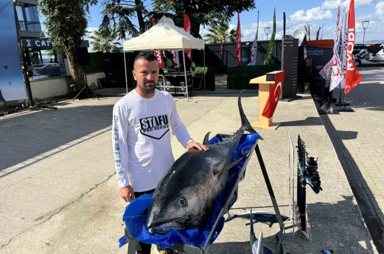 Avladığı orkinosları düzenlediği festivalle çocuklara ikram etti 