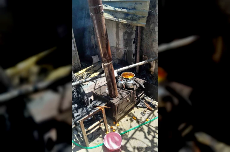 Avludaki soba, yangına neden oldu 