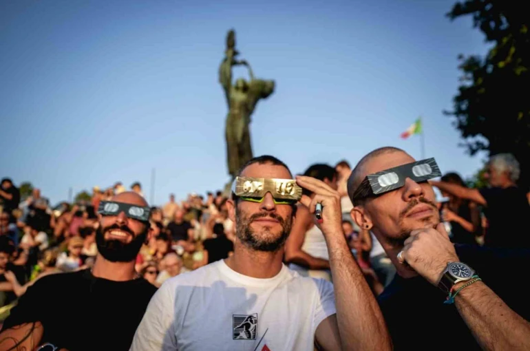 Avrupa’da 27 yıl sonra yaşanan ilk tam Güneş tutulmasını milyonlarca kişi izledi