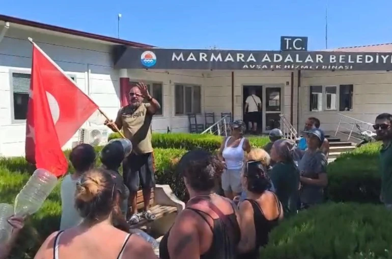 Avşa’da su protestosu: "Konser değil, su istiyoruz"