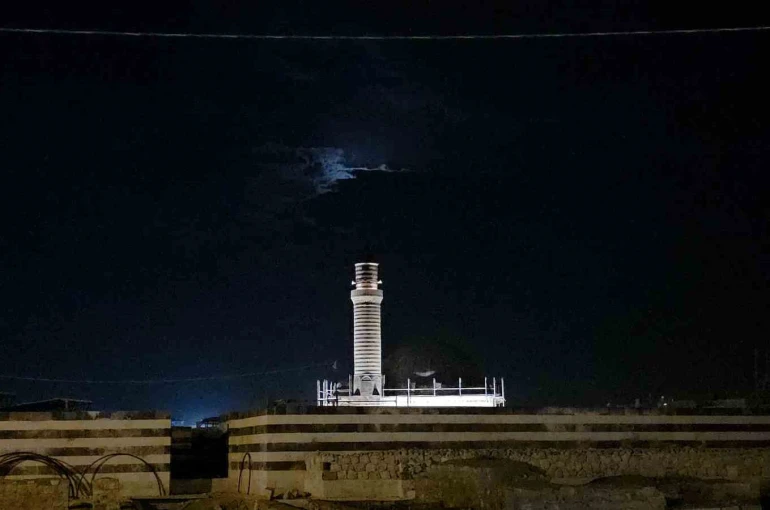 Ay ve Satürn Van semalarında aynı karede buluştu