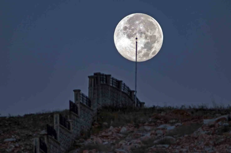 Ay, yılın en yakın anlarında Bitlis’e veda etti 