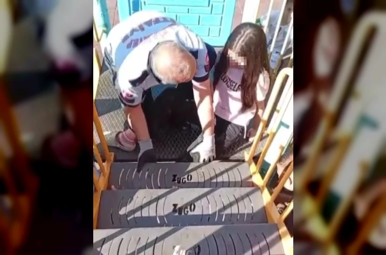 Ayağı parktaki oyun grubuna sıkışan çocuğu itfaiye kurtardı 