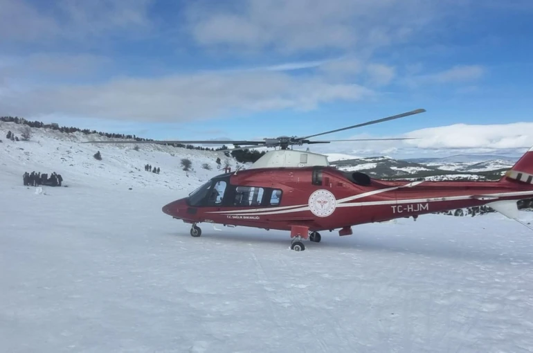 Ayağını kıran genç helikopter hastaneye kaldırıldı