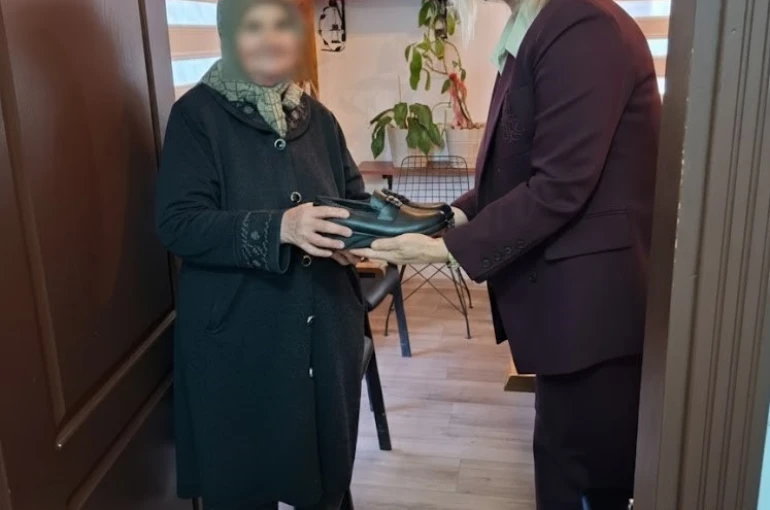 Ayakkabısı olmadığı için terlikle dolaşan yaşlı kadına mahalle muhtarı yardım etti 