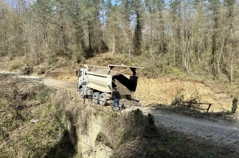 Ayancık’ta heyelan sonrası yol güvenliği yeniden sağlandı 