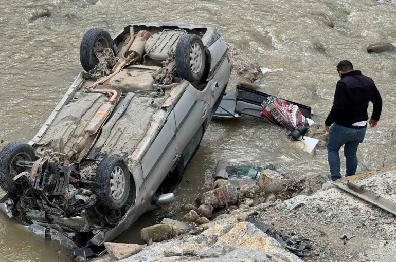 Ayancık’ta otomobil ırmağa uçtu: 1 yaralı 