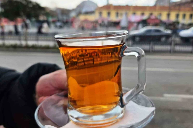Ayaz vurdu, fincanlar kış çayıyla doldu 
