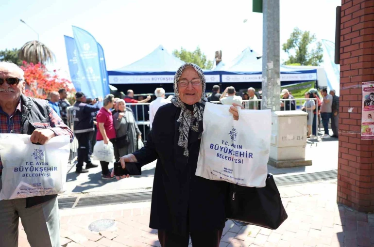 Aydın Büyükşehir Belediyesi binlerce fideyi Nazilli’de vatandaşlara dağıttı 
