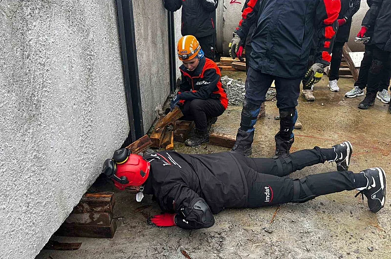Aydın’da enkazda arama kurtarma eğitimleri sürüyor 