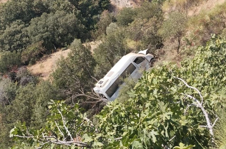 Aydın’da öğrenci servisi yoldan çıkıp uçuruma sürüklendi 