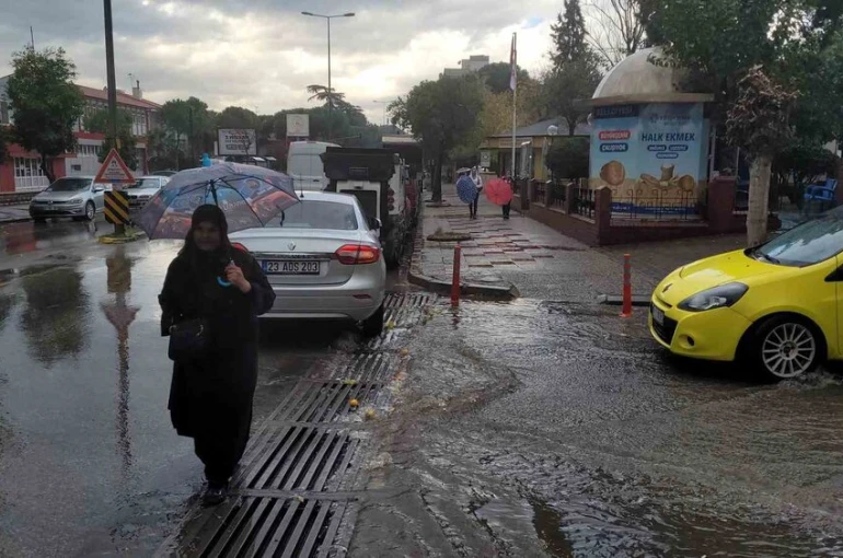 Aydın’da on beş dakika yağdı, yollar göle döndü 