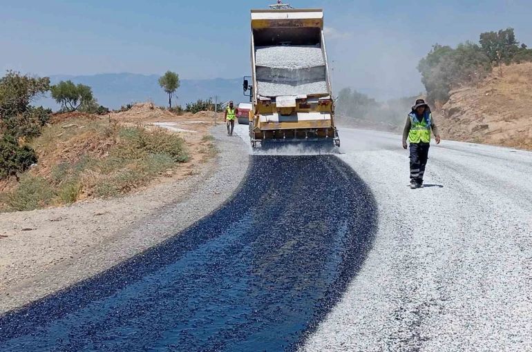 Aydın’ın 17 ilçesinde yol çalışmaları sürüyor