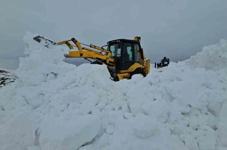 Aydınlar beldesinde karla mücadele çalışması 