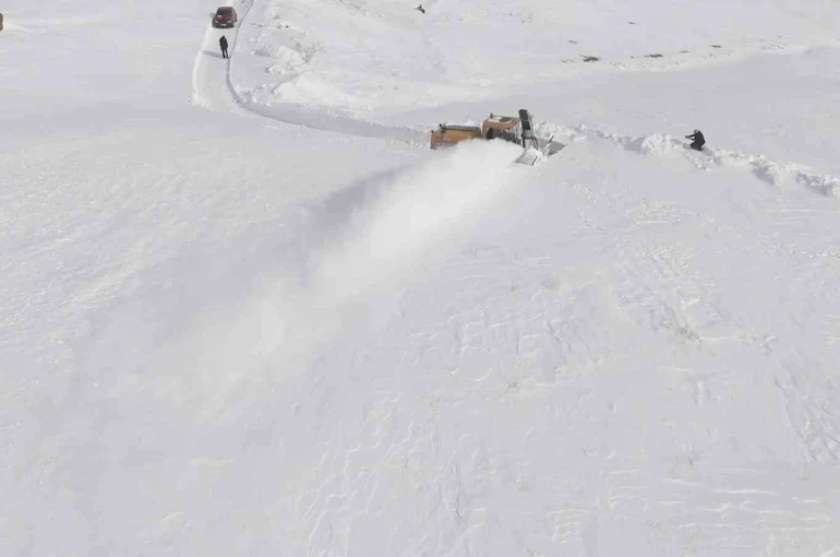 Aydınlar’da kar hayatı felç etti: Valilikten kar savurma makinesi desteği 