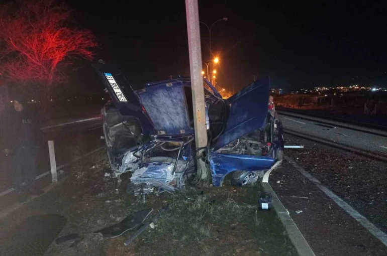 Aydınlatma direğine çarpan Tofaş hurdaya döndü: 2 yaralı