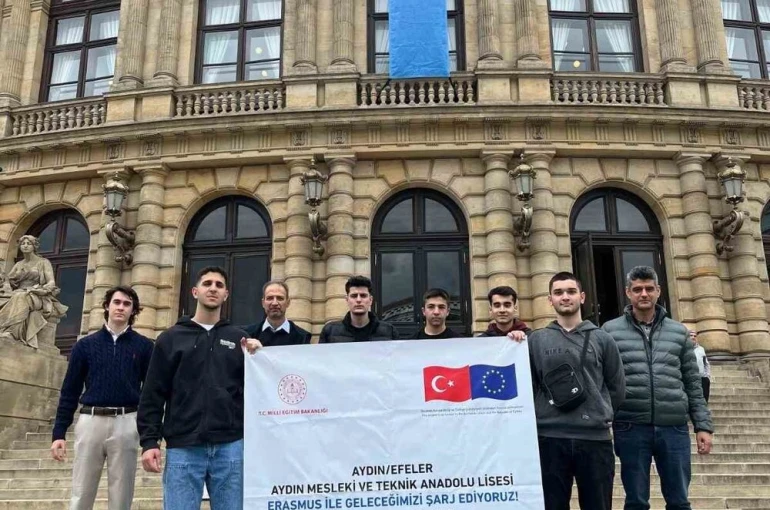 Aydınlı liselilerden elektrikli araç şarj istasyonu alanında uluslararası başarı 