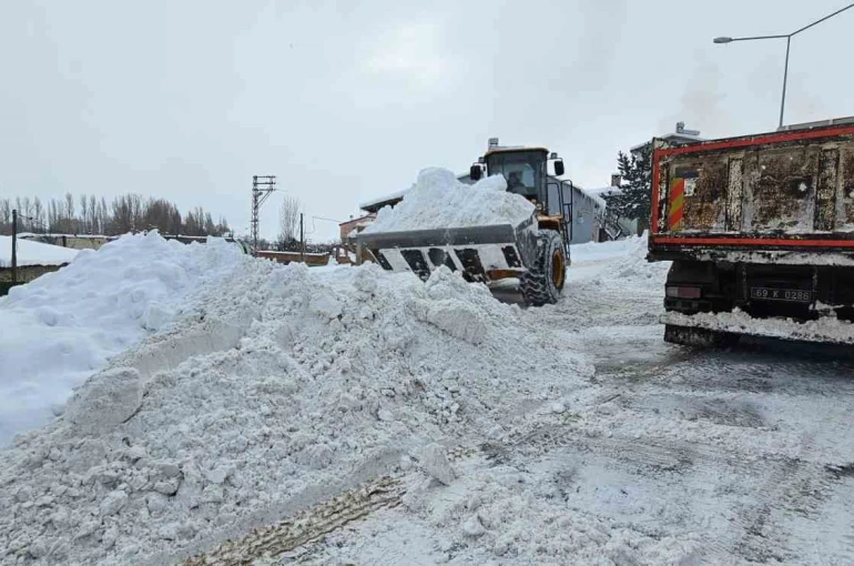 Aydıntepe’de kar küreme ve tuzlama çalışmaları sürüyor 