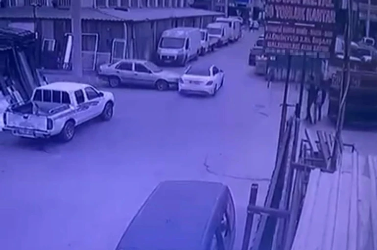 Aynı sokakta peş peşe kazalar kamerada