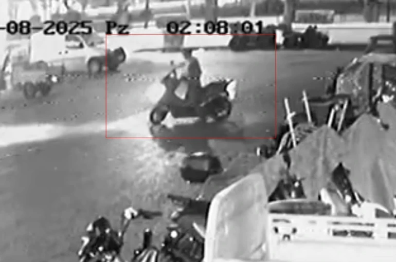 Aynı yerden iki motosiklet çalan şahsın hırsızlık anı güvenlik kamerasında