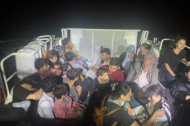 Ayvacık açıklarında 37 kaçak göçmen ve 2 organizatör yakalandı