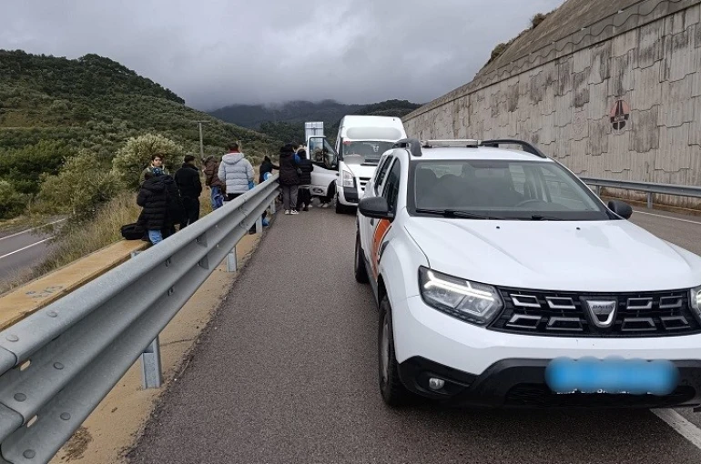 Ayvacık’ta 27 kaçak göçmen ile 2 göçmen kaçakçısı yakalandı