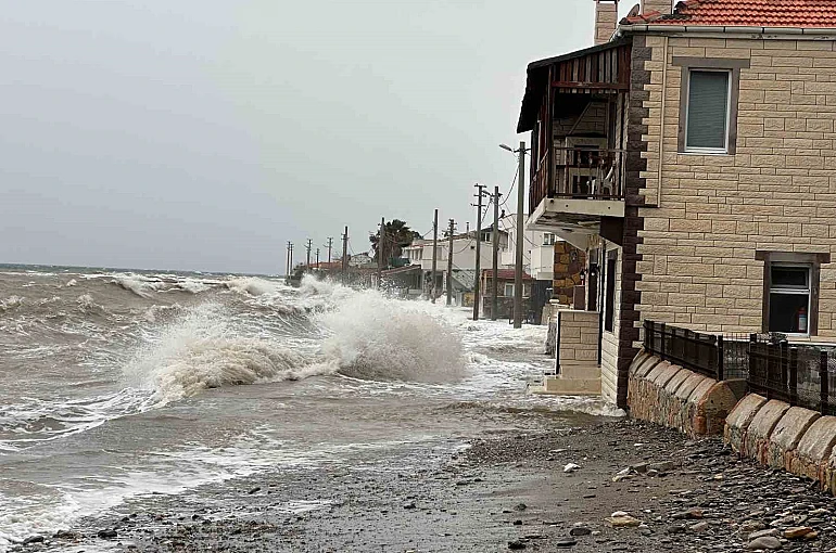 Ayvacık’ta kara ile deniz birleşti 